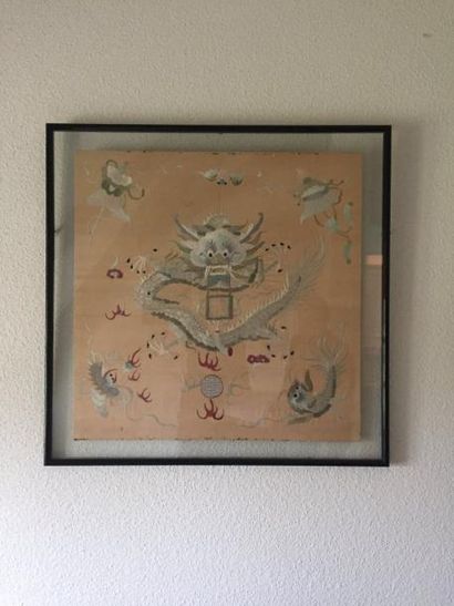 null Tissu sous verre chinois.
Dim. : 70 x 70 cm
 