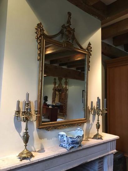null Miroir en bois doré de style Louis XVI, à fronton ajouré orné d’un bouquet garni.
Dim. : 115...