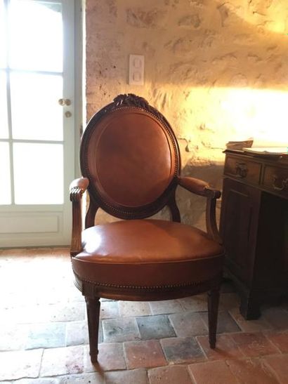 null Important fauteuil médaillon en bois sculpté. Garniture en cuir.
Epoque Louis...
