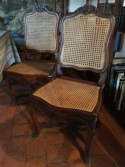 null Suite de 6 chaises cannées à entretoise, en bois mouluré et sculpté.