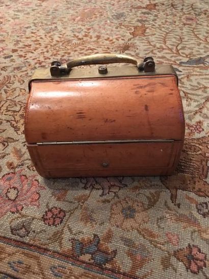 null Petite boîte à couture (ou cirage) figurant une valise de médecin en bois.
Fin...
