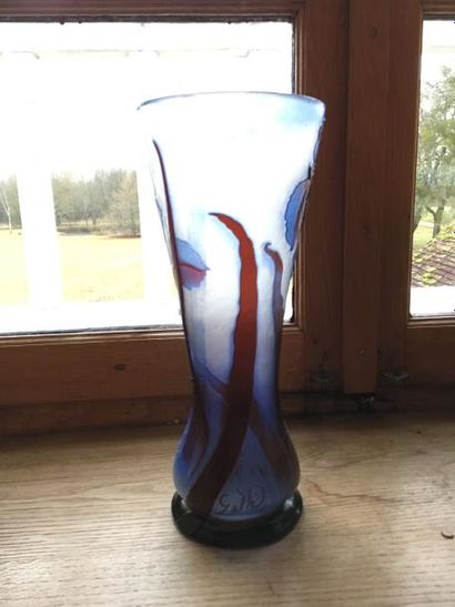 null Vase signé GALLE, bleu et bordeaux.
Dim. : H. : 35 cm – Diam. : 15 cm