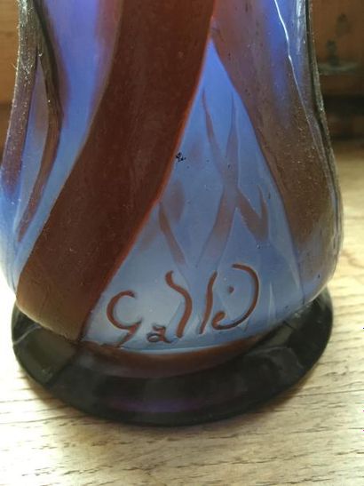null Vase signé GALLE, bleu et bordeaux.
Dim. : H. : 35 cm – Diam. : 15 cm
