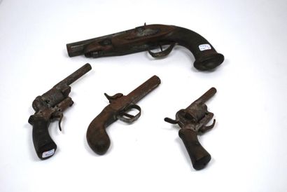 null Lot de 4 pistolets en métal et bois. XIXe siècle.

Long. (a vue) : 25cm, 16cm...