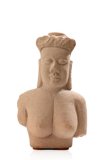 null Sculpture en pierre figurant un buste d'homme asiatique à larges pectoraux.

Diml....