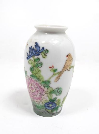 null Petit vase en porcelaine, décor famille rose.



Travail asiatique. 



H. :...