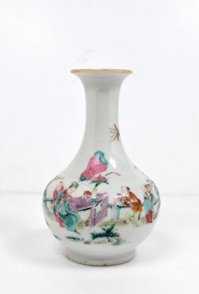 null Petit vase soliflore en porcelaine dans le style de la famille rose à décor...