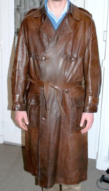 HERMES HERMES. 



Manteau d'homme long 



en cuir d'agneau marron, ceinturé.
