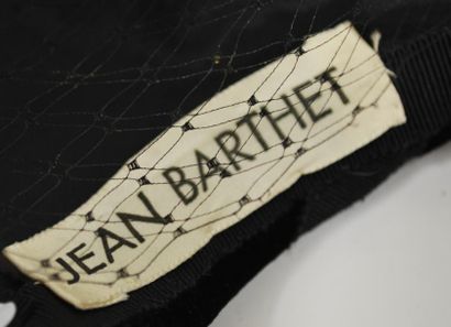 Jean BARTHET Jean BARTHET.



Bibi en velours noir orné de gros grain et d'une voilette.



Circa...