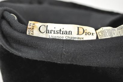 CHRISTIAN DIOR CHRISTIAN DIOR. 



Bonnet en velours noir. 



Griffé "GRIEDER"



Made...