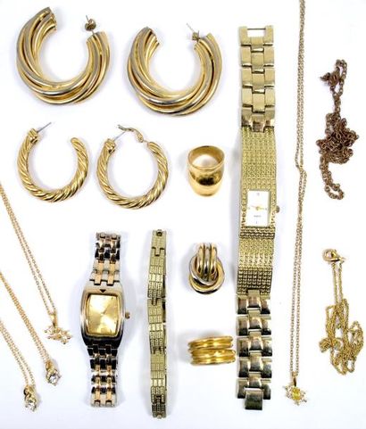 null Ensemble de bijoux fantaisies en métal doré comprenant : deux paires de créoles,...