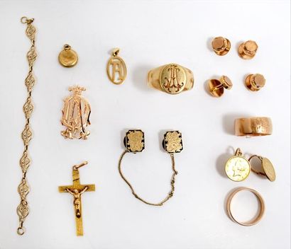 null Ensemble de bijoux comprenant :



- une bague chevalière en or (18k) monogrammée...