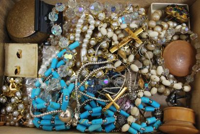 null Ensemble de bijoux divers comprenant : chapelets, reliquaires, éléments de colliers,...