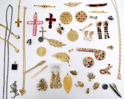 null Important ensemble de bijoux fantaisie en plaqué-or et divers comprenant des...