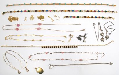null Important ensemble de bijoux fantaisie en plaqué or, brillants, perles et divers;...