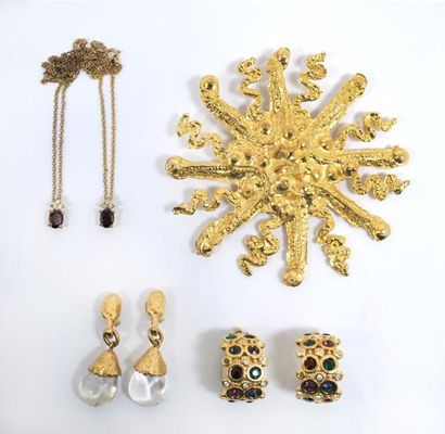 CAROLYN PARIS Ensemble de bijoux fantaisies en métal et résine doré comprenant :...