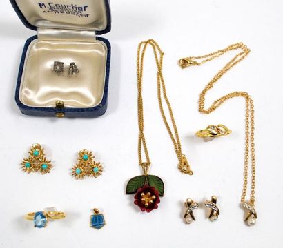 null Ensemble de bijoux en métal doré et divers comprenant : des pendentifs, bagues,...