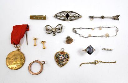 null Ensemble de bijoux en métal et divers comprenant : médaille, broches, porte-clés,...