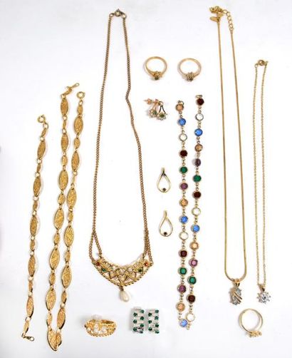 null Ensemble de bijoux en métal doré et pierre fantaisies comprenant : colliers,...
