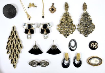 null Ensemble de bijoux fantaisies en métal doré et argenté comprenant : quatre paires...