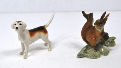 null Ensemble de deux figurines en porcelaine polychrome.

L'une figurant un chien...