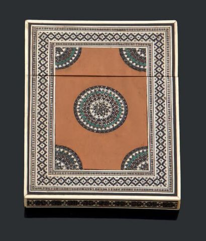 null Porte-cartes en marqueterie d'os.
Travail oriental.
Dim.: 10 x 7 cm.