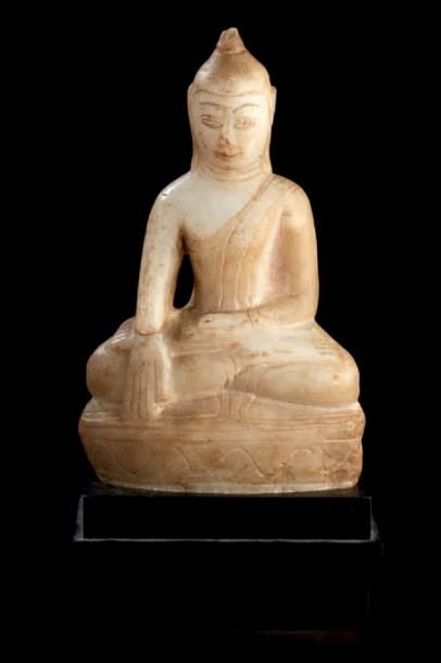 BIRMANIE Sculpture en pierre marbrière représentant un bouddha assis en position...