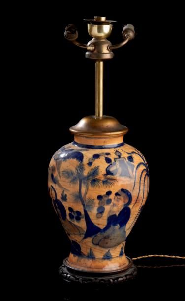 IRAN Vase en céramique à couverte siliceuse en bleu de personnages, oiseaux et paysages.
XIXe...