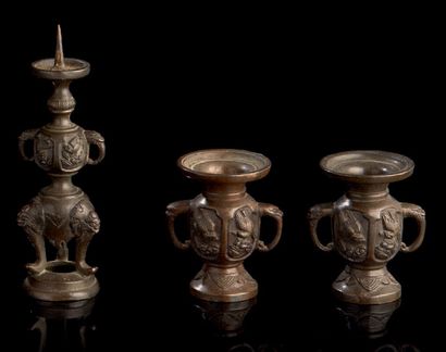 CHINE Deux petits vases d'autel et un pique fleurs miniatures en bronze à patine...