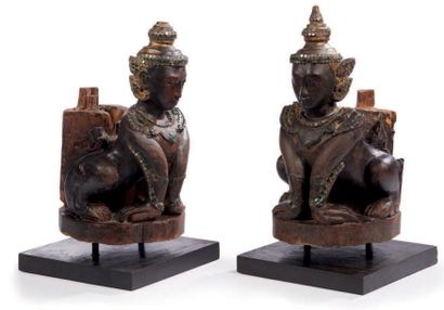 BIRMANIE Deux Bouddhas en bois sculpté et inscrustations de pierres brillantes. Probablement...