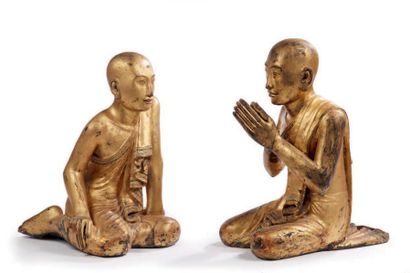 BIRMANIE Ensemble de deux moines en bois doré à la feuille à décor d'incrustations.
Ces...