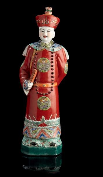 CHINE Figurine en porcelaine representant un dignitaire en robe rouge rehaussée de...