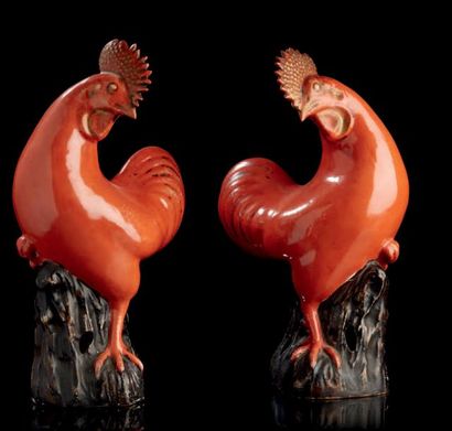 CHINE Quatre figurines animalières en porcelaine représentant une paire de coqs et...