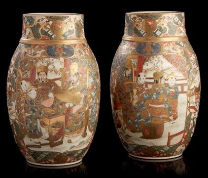 JAPON Satsuma
Paire de vases de forme balustre en céramique décorés en polychromie...