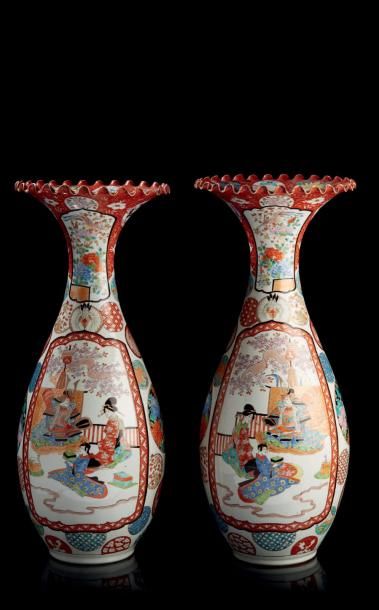 JAPON Paire de vases cornet en porcelaine décorés en polychromie de scènes animées...