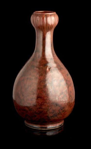 CHINE Vase bouteille en céramique à couverte brun flamé, le col terminé par un bulbe...