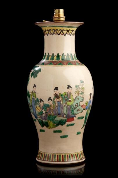 CHINE Vase de forme balustre en porcelaine décoré en émaux de la famille verte de...