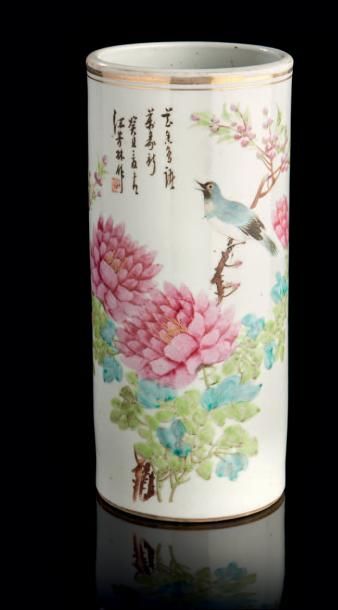 CHINE Porte pinceaux cylindrique en porcelaine décoré en émaux de la famille rose...