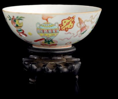 CHINE Bol circulaire en porcelaine décoré en émaux de la famille rose d'objets précieux....