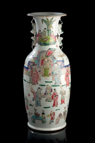 CHINE Grand vase de forme balustre, anses formées de deux chimères opposées, décoré...