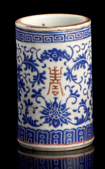 CHINE Porte pinceaux cylindrique en porcelaine décoré en bleu de fleurs de lotus...