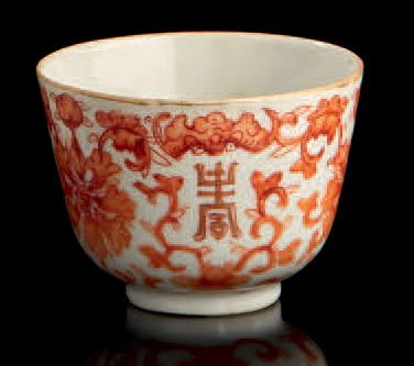 CHINE Tasse circulaire décorée en rouge de fer et or de fleurs de lotus et de chauve-souris...