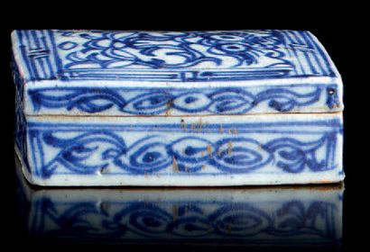 CHINE DU SUD Boîte rectangulaire couverte en porcelaine décorée en bleu sous couverte...