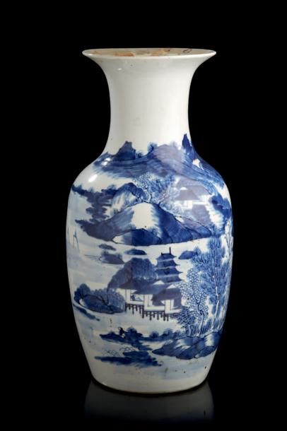 CHINE Grand vase balustre en porcelaine décoré en bleu sous couverte d'un paysage...