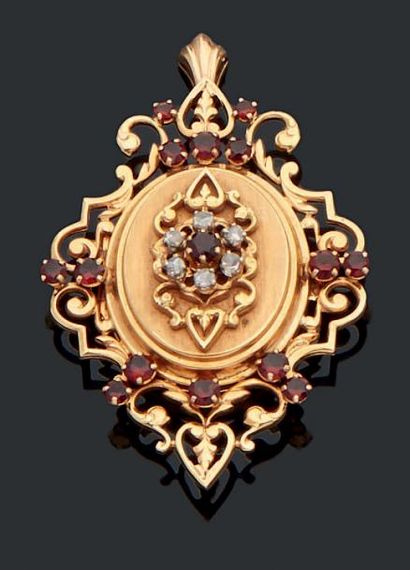 null Médaillon pendentif en or jaune 18K (750) orné de grenats et de diamants taillés...