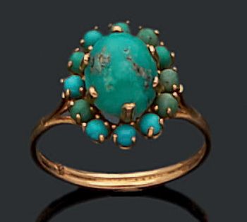 null Bague en or jaune 18K (750) ornée d'un cabochon de turquoise entouré de turquoises...