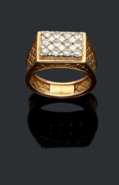 null Bague chevalière en or jaune et or gris 18K (750) sertie de diamants taillés...