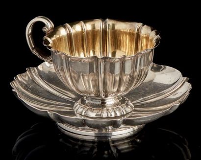 null Grande tasse à thé et sa soucoupe en argent à décor de larges côtes.
Paris 1819-1838.
Orfèvre:...