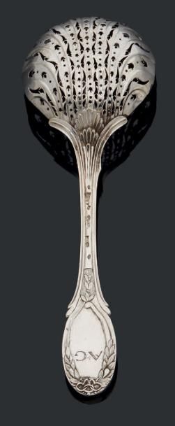 null Cuillère à saupoudrer en argent.
TREVOUX avant 1771. Maître-orfèvre : Jean Memmie...