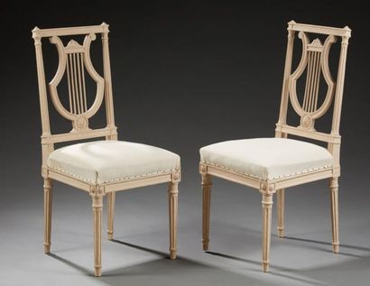 null Paire de chaises lyre en hêtre mouluré, sculpté et relaqué blanc.
Epoque Louis...